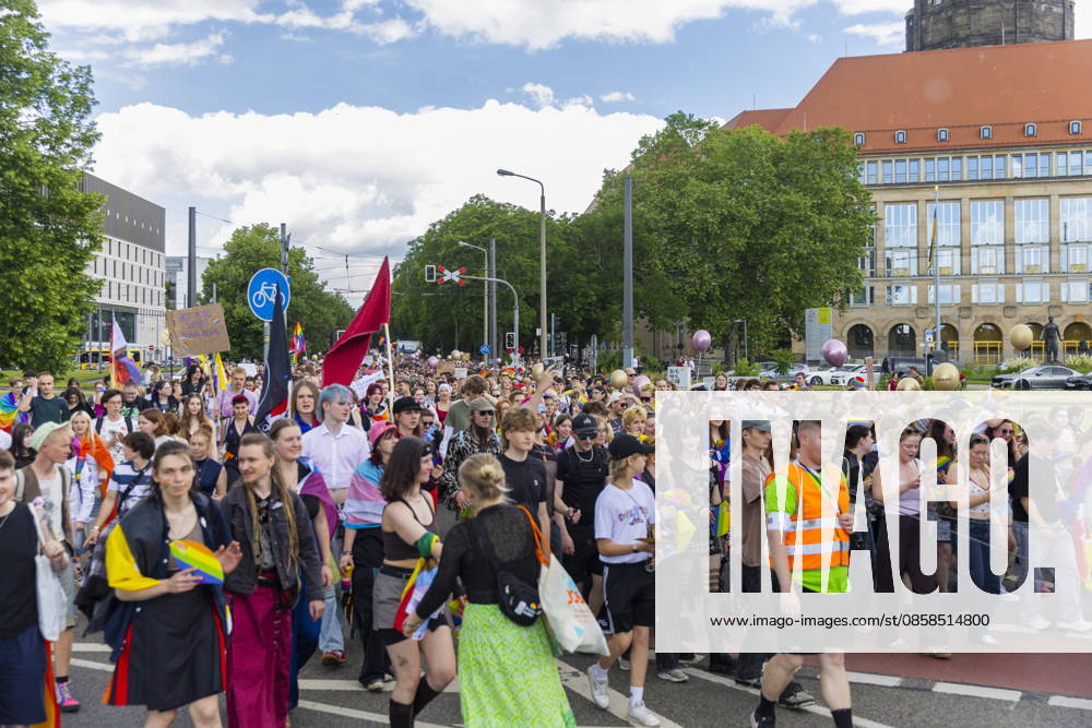 Parade Christopher Street Day in Dresden 2026 The CSD Dresden e V , sees itself as the mouthpiece of lesbians, gays, bi and trans people in Dresden and Saxony and thus also as a catalyst for the elimination of current grievances, such as the still existing discrimination of the aforementioned groups of people in e g politics and society Dresden Saxony