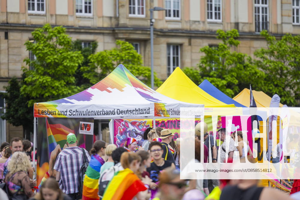 Parade Christopher Street Day in Dresden 2026 The CSD Dresden e V , sees itself as the mouthpiece of lesbians, gays, bi and trans people in Dresden and Saxony and thus also as a catalyst for the elimination of current grievances, such as the still existing discrimination of the aforementioned groups of people in e g politics and society Dresden Saxony