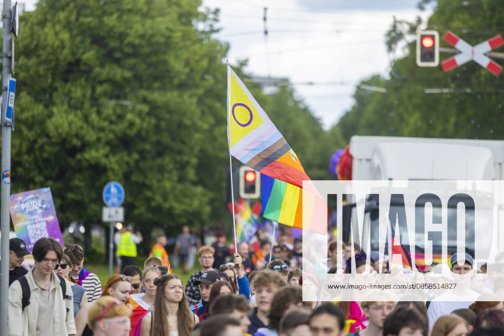 Parade Christopher Street Day in Dresden 2026 The CSD Dresden e V , sees itself as the mouthpiece of lesbians, gays, bi and trans people in Dresden and Saxony and thus also as a catalyst for the elimination of current grievances, such as the still existing discrimination of the aforementioned groups of people in e g politics and society Dresden Saxony
