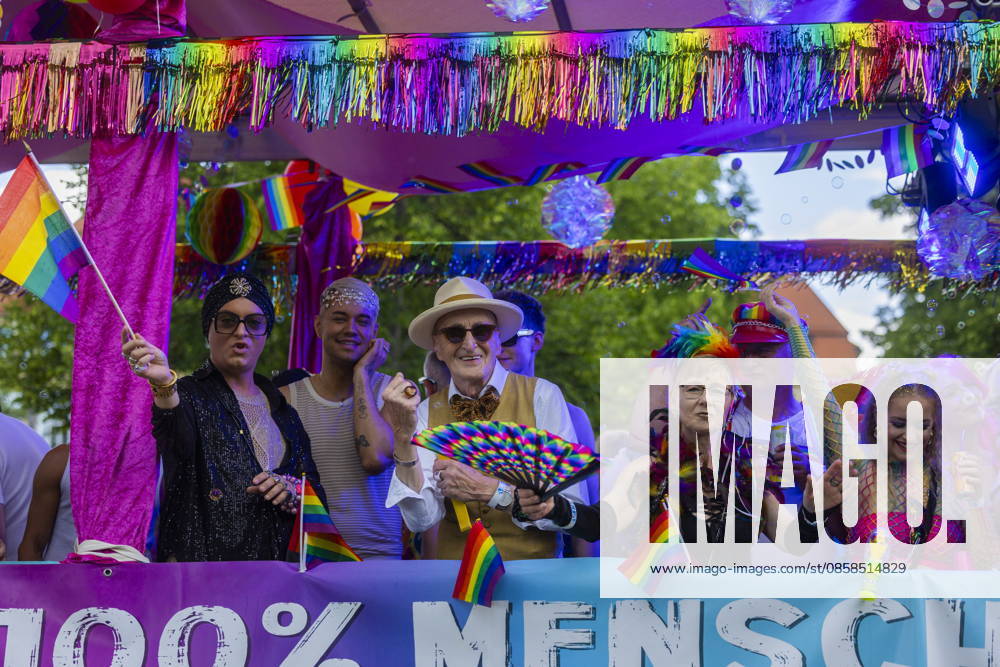 Parade Christopher Street Day in Dresden 2026 The CSD Dresden e V , sees itself as the mouthpiece of lesbians, gays, bi and trans people in Dresden and Saxony and thus also as a catalyst for the elimination of current grievances, such as the still existing discrimination of the aforementioned groups of people in e g politics and society Dresden Saxony