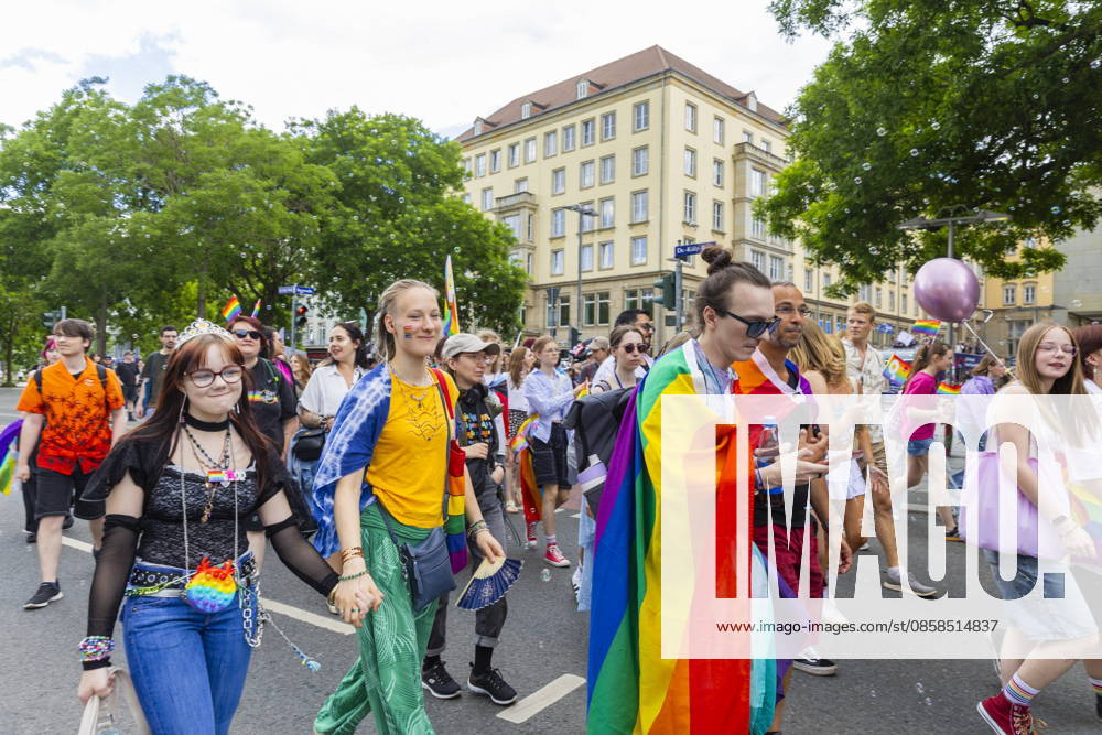 Parade Christopher Street Day in Dresden 2026 The CSD Dresden e V , sees itself as the mouthpiece of lesbians, gays, bi and trans people in Dresden and Saxony and thus also as a catalyst for the elimination of current grievances, such as the still existing discrimination of the aforementioned groups of people in e g politics and society Dresden Saxony