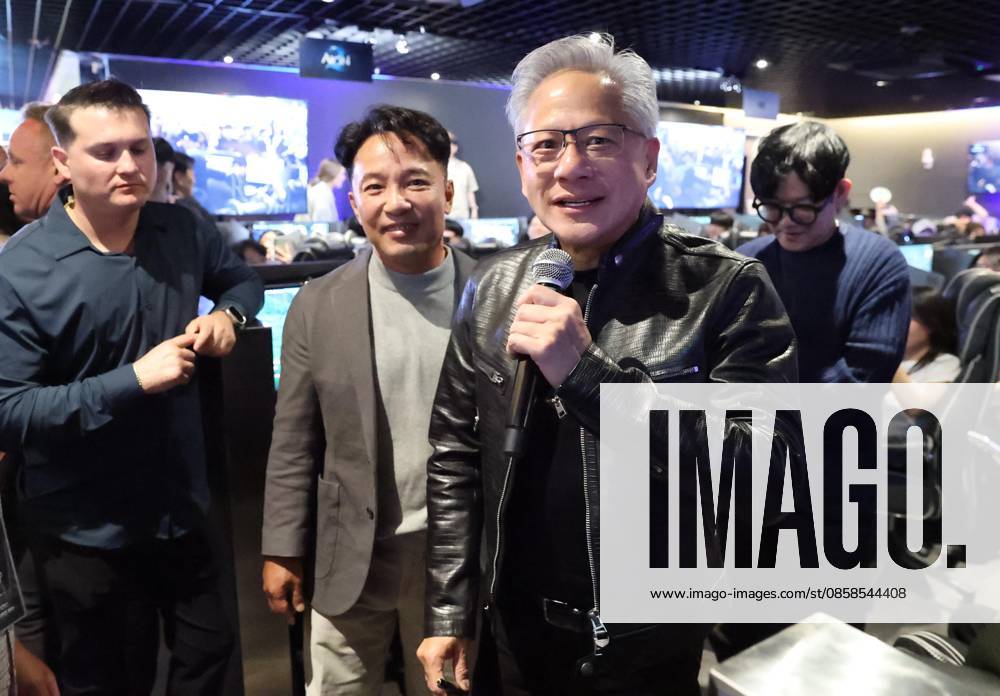 Nvidia CEO Huang in Seoul Nvidia CEO Huang in Seoul U.S. chip giant Nvidia Corp. CEO Jensen Huang (R, front) visits an internet cafe with NCSoft CEO Kim Taek-jin (2nd from L) in Seoul on June 7, 2026. (Pool photo) (Yonhap) 2026-06-07 16:00:29 < 1980-2026 YONHAPNEWS AGENCY. .> ¼¿ïƯº°½Ã