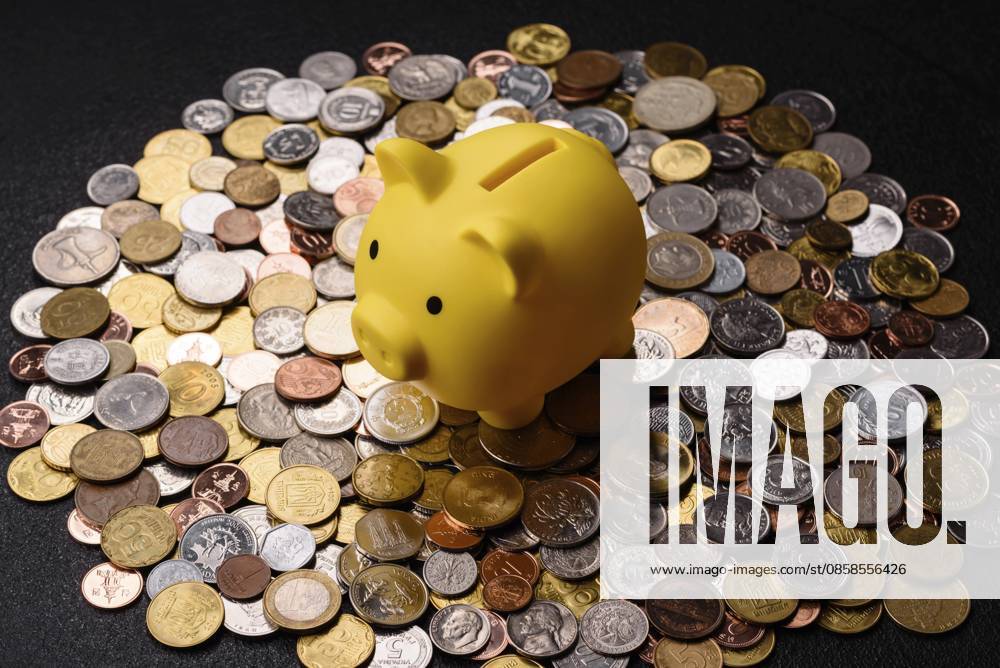 Ein Sparschwein als Konzept zum Speichern, Ansammeln und Sparen von finanziellen Ressourcen. Ein Sparschwein als finanzieller Hintergrund für dein Design A piggy bank as a concept for storing, accumulating, and saving financial resources. A piggy bank as a financial backdrop for your design