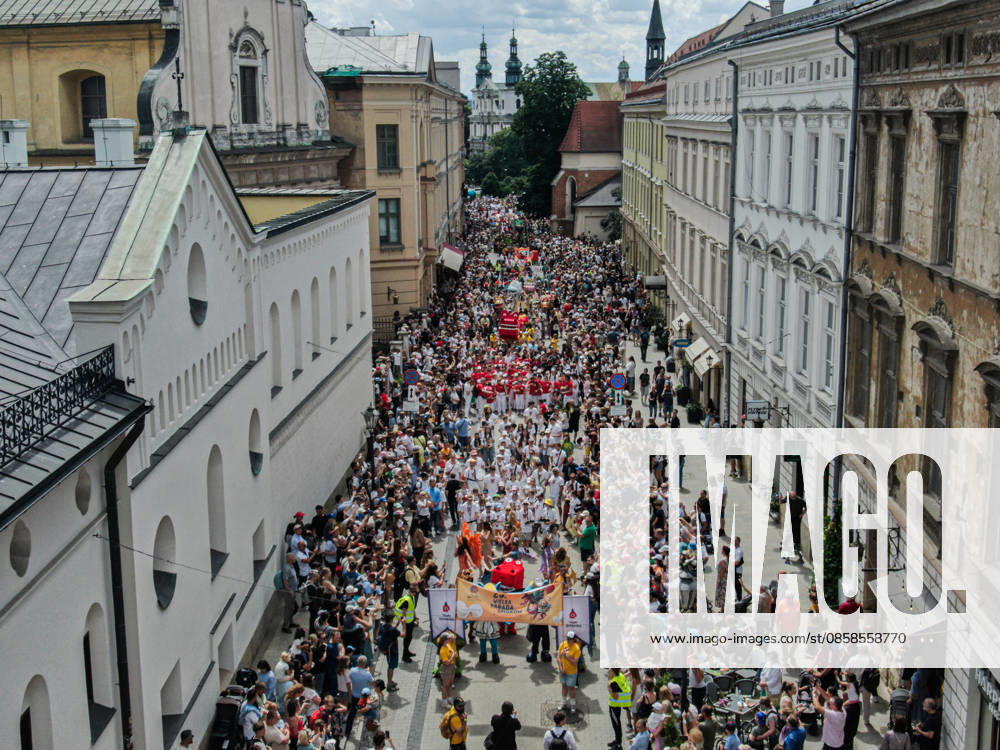 Poland s 25th Dragon Parade in Krakow KRAKOW, POLAND - JUNE 07: An aerial view of hundreds of children and adults attending the Dragon Parade during the 25th Great Dragon Parade edition at the Main Square, Krakow, Poland, on June 07, 2026. For the 25th year in a row, Krakow brings the annual celebration representing the myth of Dragon, the city symbol. Omar Marques Anadolu Krakow Poland. Editorial use only. Please get in touch for any other usage.