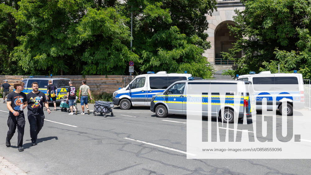 Music festival Rock im Park 2026, Nuremberg, 07 06 2026 Several police vehicles of the Bavarian police VW Transporter, Mercedes Sprinter secure the festival area Visitors pass the vehicles on the street Nuremberg Bavaria Germany 20260607-286A8393-M4000