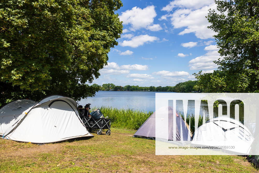 Rock im Park 2026 music festival, Nuremberg, 07 06 2026 Several tents are pitched directly on the banks of the Dutzendteich lake Campers have set up their accommodation under trees with a view of the lake Nuremberg Bavaria Germany 20260607-286A8402-M4000