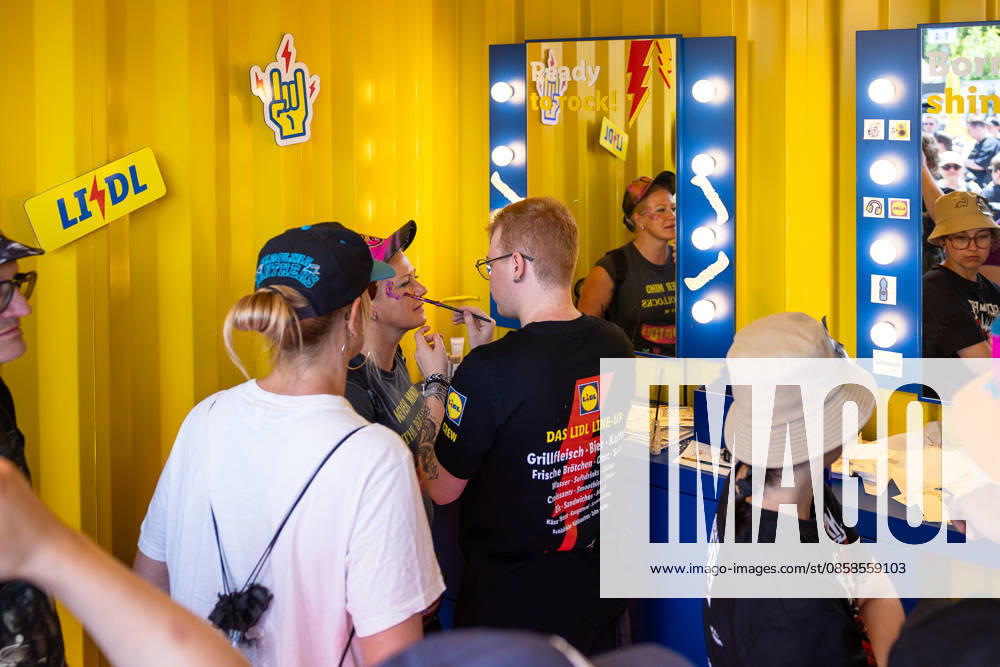 Music festival Rock im Park 2026, Nuremberg, 07 06 2026 A Lidl employee applies make-up to a festival visitor at the make-up box in the Lidl Rock Store Illuminated mirrors and yellow container optics characterize the brand appearance Nuremberg Bavaria Germany 20260607-286A8406-M4000