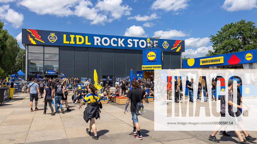 Rock im Park 2026 music festival, Nuremberg, 07 06 2026 The Lidl Rock Store as a supermarket at the Rock im Park music festival Numerous festival visitors gather in front of the blue pop-up store Nuremberg Bavaria Germany 20260607-286A8418-M4000