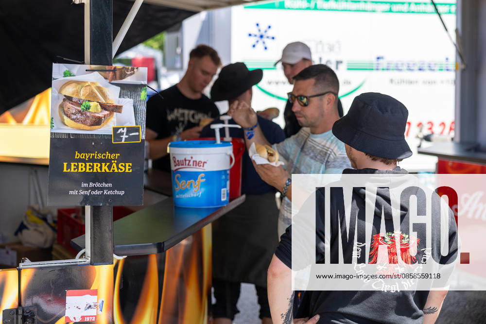 Music festival Rock im Park 2026, Nuremberg, 07 06 2026 Visitors buy Bavarian Leberkäse in a roll at a snack stand A sign advertises the offer for 7 euros with mustard or ketchup Nuremberg Bavaria Germany 20260607-286A8421-M4000