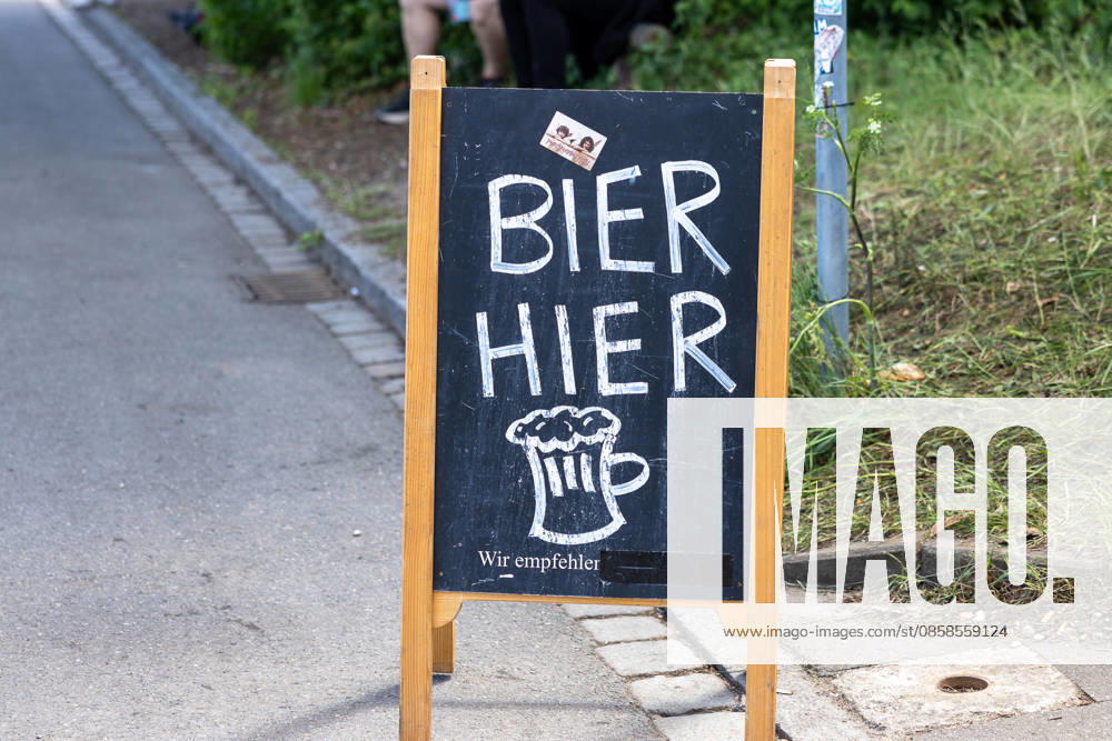 Music festival Rock im Park 2026, Nuremberg, 07 06 2026 Board sign with the inscription Beer here advertises beer sales at the music festival The hand-painted sign with beer mug illustration stands on the edge of the festival grounds Nuremberg Bavaria Germany 20260607-286A8434-M4000