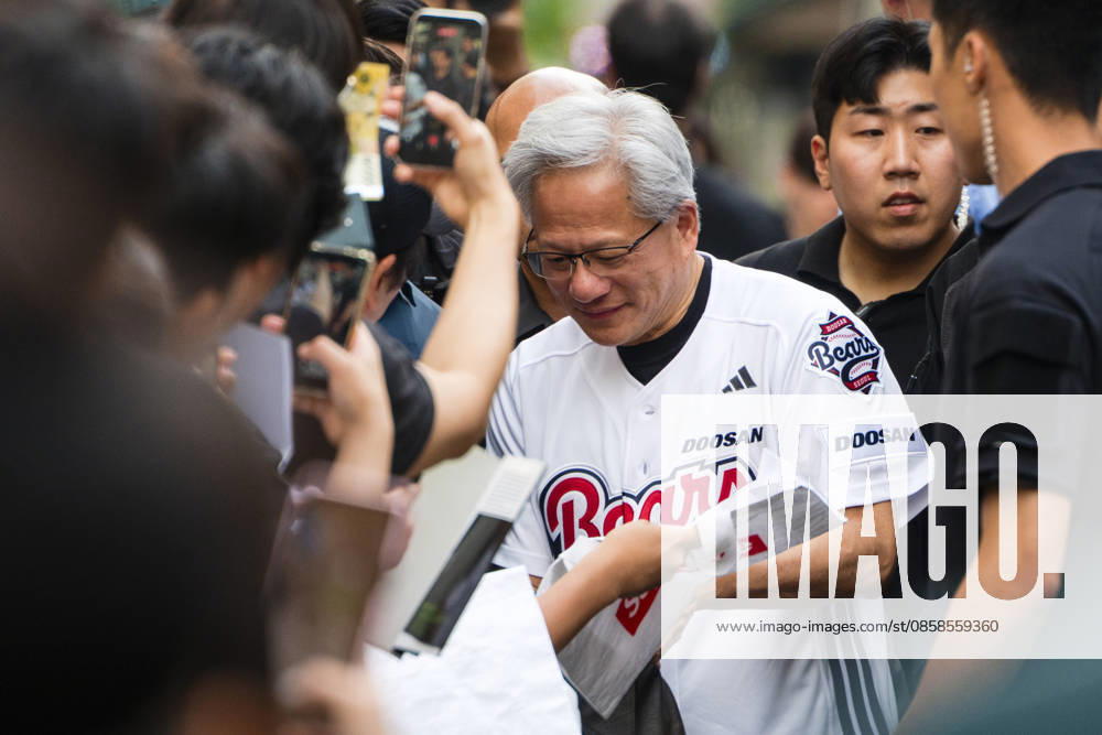 Nvidia founder and CEO JENSEN HUANG arrives to eat fried chicken and drink beer with SK Group chairman Chey Tae-won at Kkanbu Chicken, during Huangâ€⠢s visit to Seoul, South Korea on Sunday, June 7, 2026. Seoul South Korea - ZUMAh163 20260607_znp_h163_006