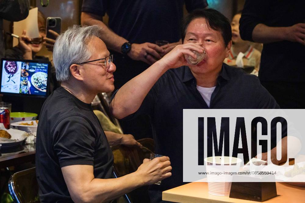 Nvidia founder and CEO JENSEN HUANG eats fried chicken and drinks beer with SK Group chairman CHEY TAE-WON at Kkanbu Chicken, during Huangâ€⠢s visit to Seoul, South Korea on Sunday, June 7, 2026. Seoul South Korea - ZUMAh163 20260607_znp_h163_022