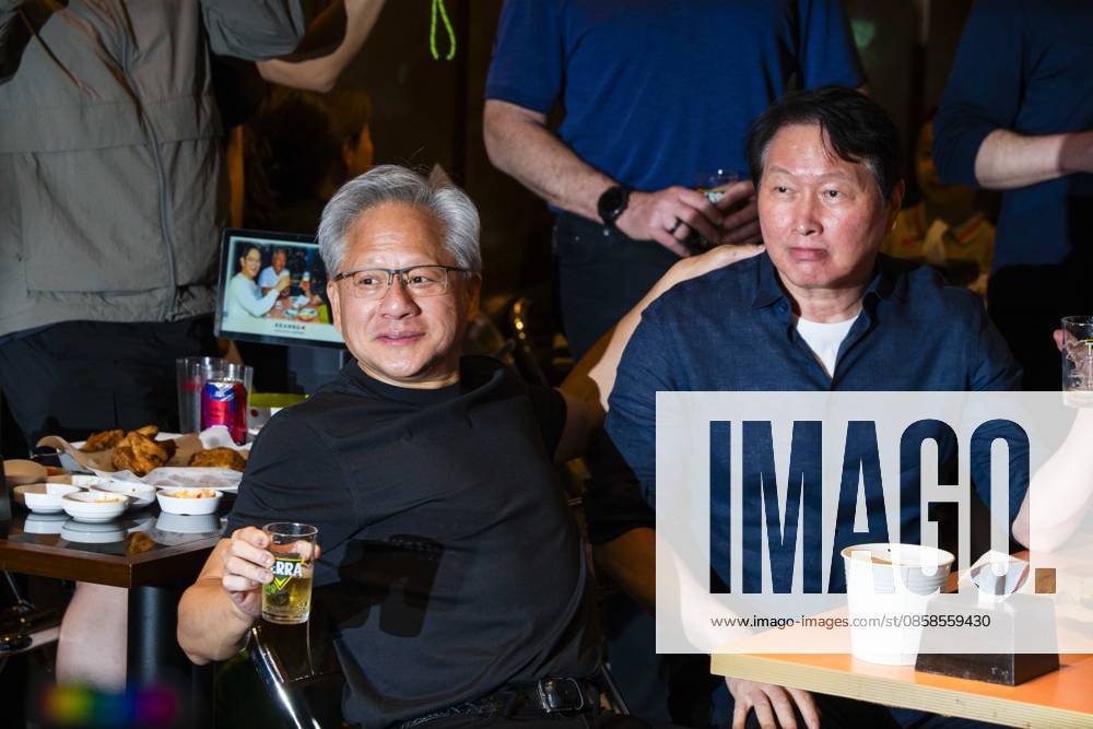 Nvidia founder and CEO JENSEN HUANG eats fried chicken and drinks beer with SK Group chairman CHEY TAE-WON at Kkanbu Chicken, during Huangâ€⠢s visit to Seoul, South Korea on Sunday, June 7, 2026. Seoul South Korea - ZUMAh163 20260607_znp_h163_023