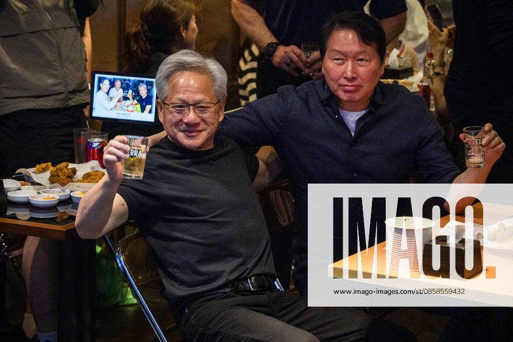 Nvidia founder and CEO JENSEN HUANG eats fried chicken and drinks beer with SK Group chairman CHEY TAE-WON at Kkanbu Chicken, during Huangâ€⠢s visit to Seoul, South Korea on Sunday, June 7, 2026. Seoul South Korea - ZUMAh163 20260607_znp_h163_024