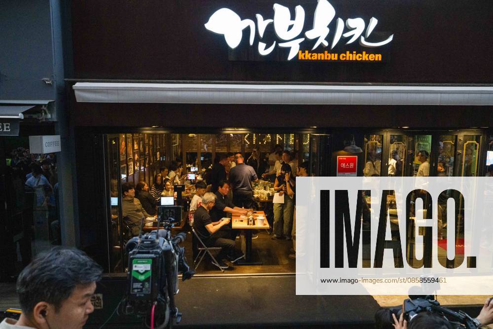 Nvidia founder and CEO JENSEN HUANG eats fried chicken and drinks beer with SK Group chairman CHEY TAE-WON at Kkanbu Chicken, during Huangâ€⠢s visit to Seoul, South Korea on Sunday, June 7, 2026. Seoul South Korea - ZUMAh163 20260607_znp_h163_029