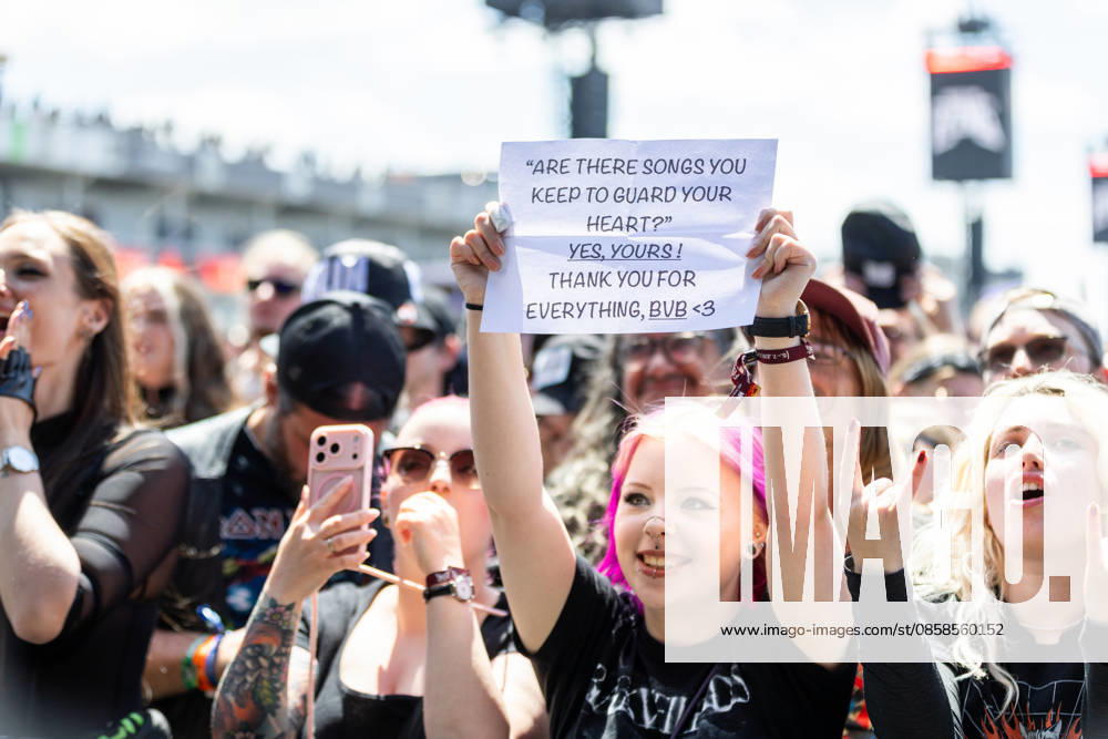 A fan holds a sign during the performance of the US rock band Black Veil Brides as part of the Rock am Ring 2026 festival at the Nürburgring The sign reads Are there Songs you keep to Guard your heart Yes, yours Thank you for everything, BVB and expresses the fans gratitude and personal connection to the band from Nürburg Rock am
