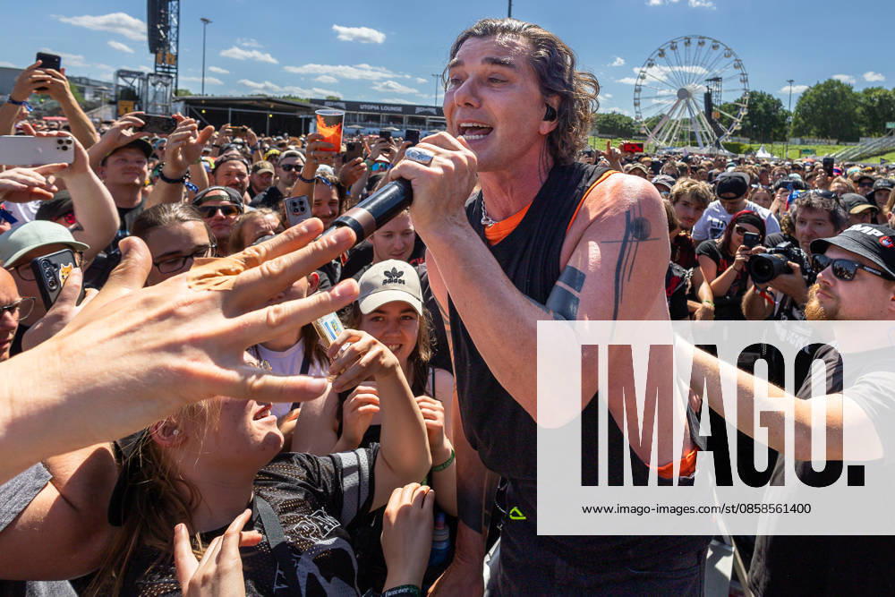 Music festival Rock im Park 2026 BUSH, Nuremberg, 07 06 2026 Gavin Rossdale, singer and guitarist of the British rock band Bush, sings in the middle of the crowd at the open air performance Fans hold out their hands to him Nuremberg Bavaria Germany 20260607-6V2A7258-M4000