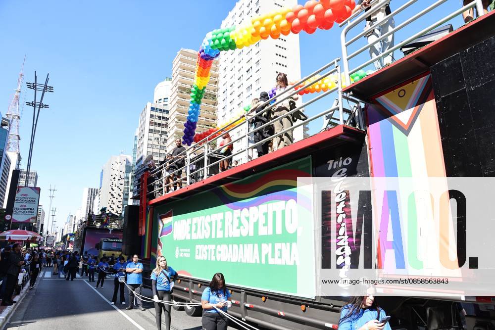 LGBT+ pride parade gathers a crowd on Paulista Avenue in Sao Paulo. Sao Paulo (SP), 07 06 2026 Culture Shows Parades Movement of participants, children, activists, drag queens, transvestites and tourists on Avenida Paulista during the 30th Sao Paulo LGBT+ Pride Parade, held this Sunday (7). The event features shows by Gloria Groove, Pabllo Vittar, Melody and other artists who perform in defense of diversity, the rights of the LGBT+ population and political participation, with the gathering in front of MASP and a parade of floats along Avenida Paulista and Consolacao.(Foto: Leco Viana Thenews2 imago images) LGBT+ pride parade gathers a crowd on Paulista Avenue in Sao Paulo.