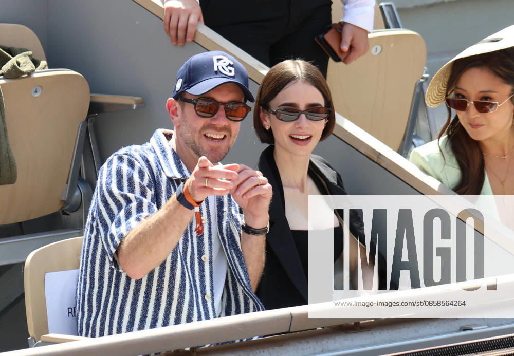 Roland Garros 2026 - Tribunes Finale Cobolli vs Zverev Charlie McDowell , Lily Collins and Ashley Park Célébrités dans les tribunes de Roland Garros pendant la finale homme de l Open de France de Tennis à Paris, le 7 juin 2026. Celebrities in the stands at Roland Garros stadium during the men s final of the French Open in Paris on June 7, 2026.