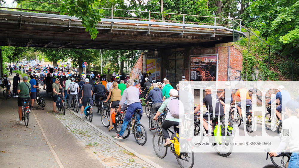 The ADFC is organizing the 50th bicycle rally this Sunday Tens of thousands of people are having fun on Spanische Allee in the Schlachtensee district