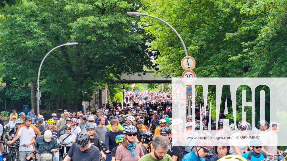 The ADFC is organizing the 50th bicycle rally this Sunday Tens of thousands of people are having fun on Spanische Allee in the Schlachtensee district