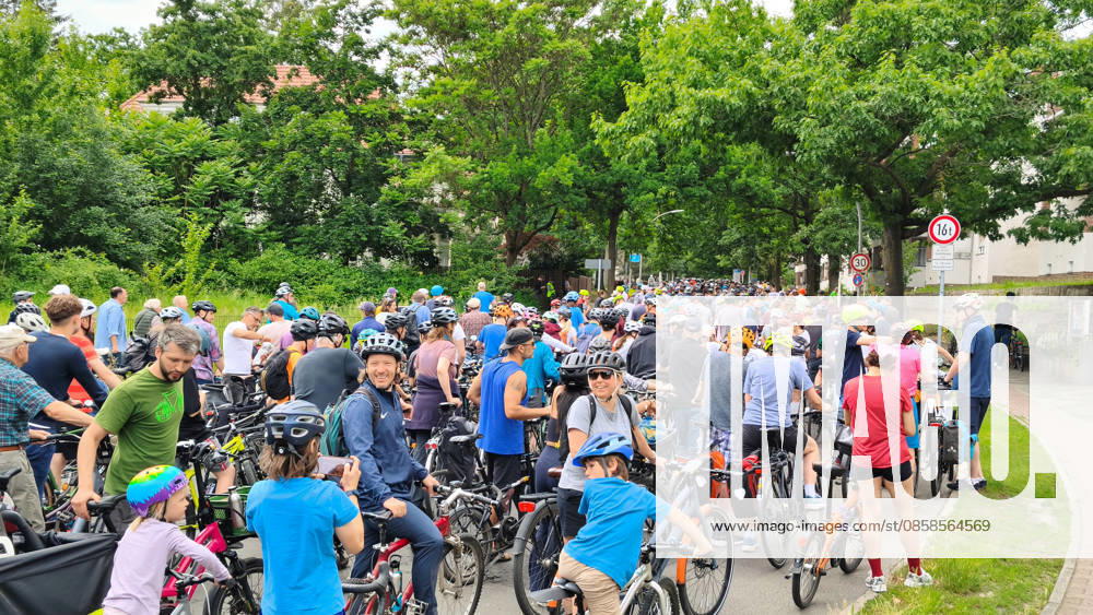 The ADFC is organizing the 50th bicycle rally this Sunday Tens of thousands of people are having fun on Spanische Allee in the Schlachtensee district