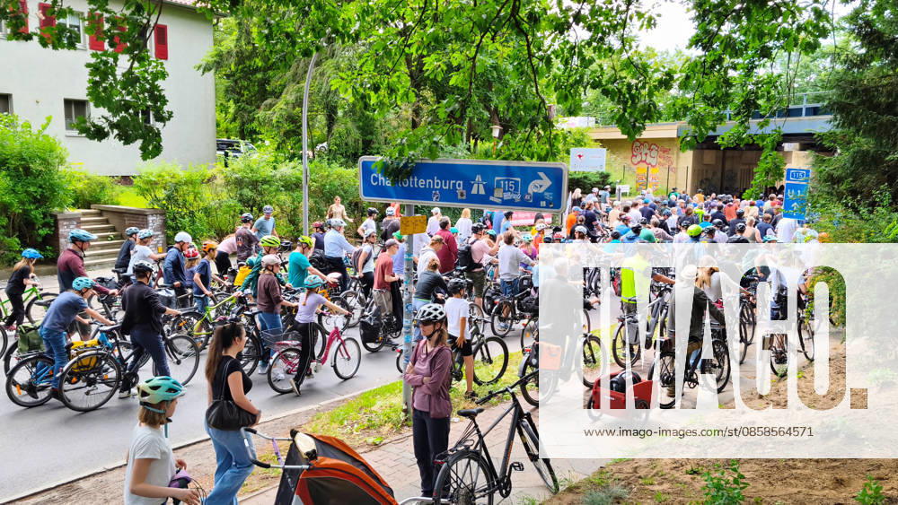 The ADFC is organizing the 50th bicycle rally this Sunday Tens of thousands of people are having fun on Spanische Allee in the Schlachtensee district