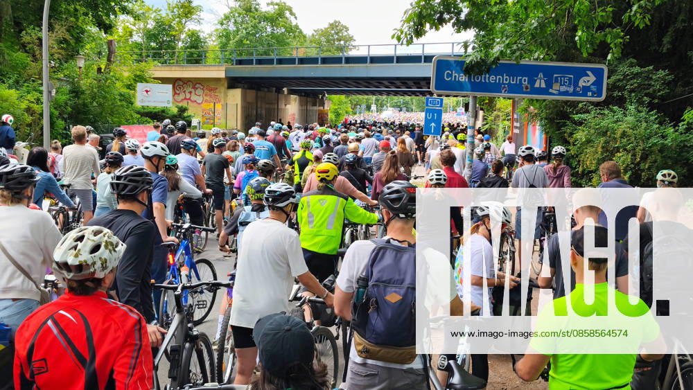 The ADFC is organizing the 50th bicycle rally this Sunday Tens of thousands of people are having fun on Spanische Allee in the Schlachtensee district