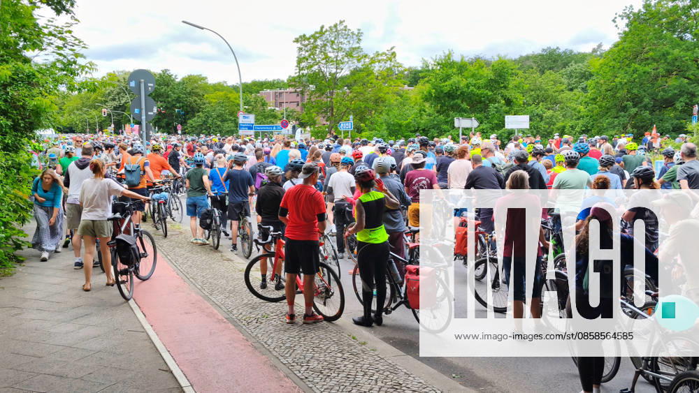 The ADFC is organizing the 50th bicycle rally this Sunday Tens of thousands of people are having fun on Spanische Allee in the Schlachtensee district There is a traffic jam on the AVUS access road