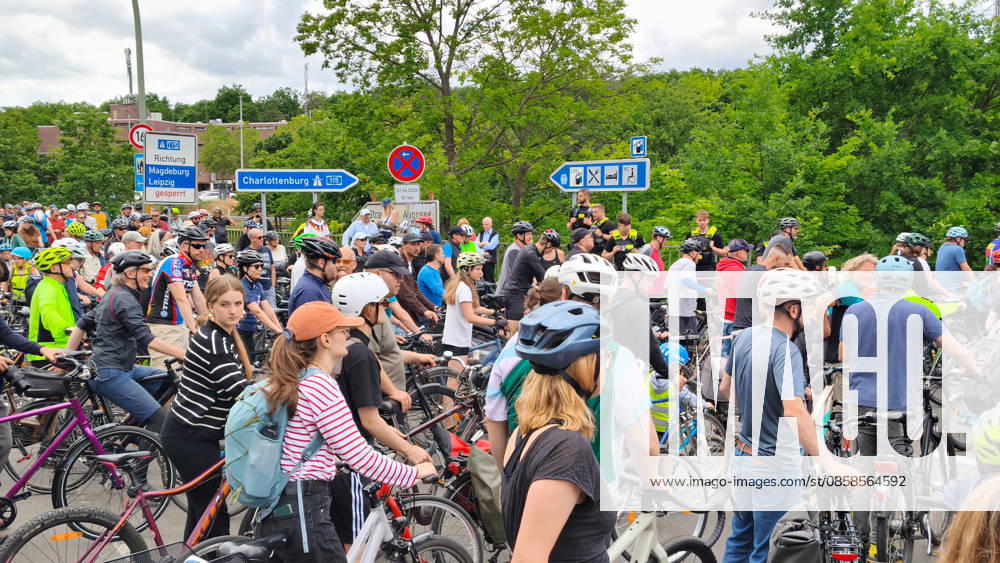 The ADFC is organizing the 50th bicycle rally this Sunday Tens of thousands of people are having fun on Spanische Allee in the Schlachtensee district There is a traffic jam on the AVUS access road