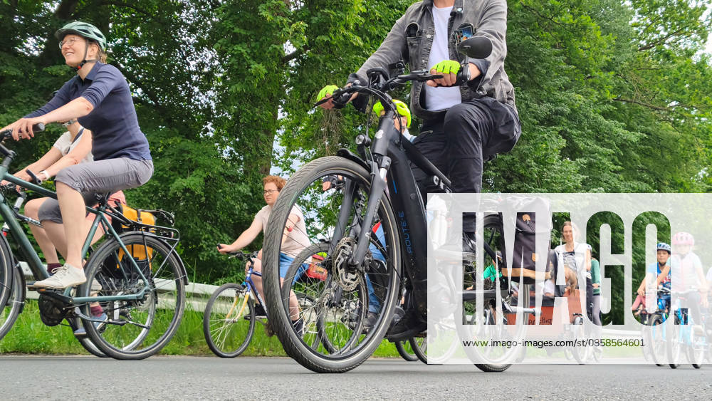 The ADFC is organizing the 50th bicycle rally this Sunday Tens of thousands of people are having fun on Avus