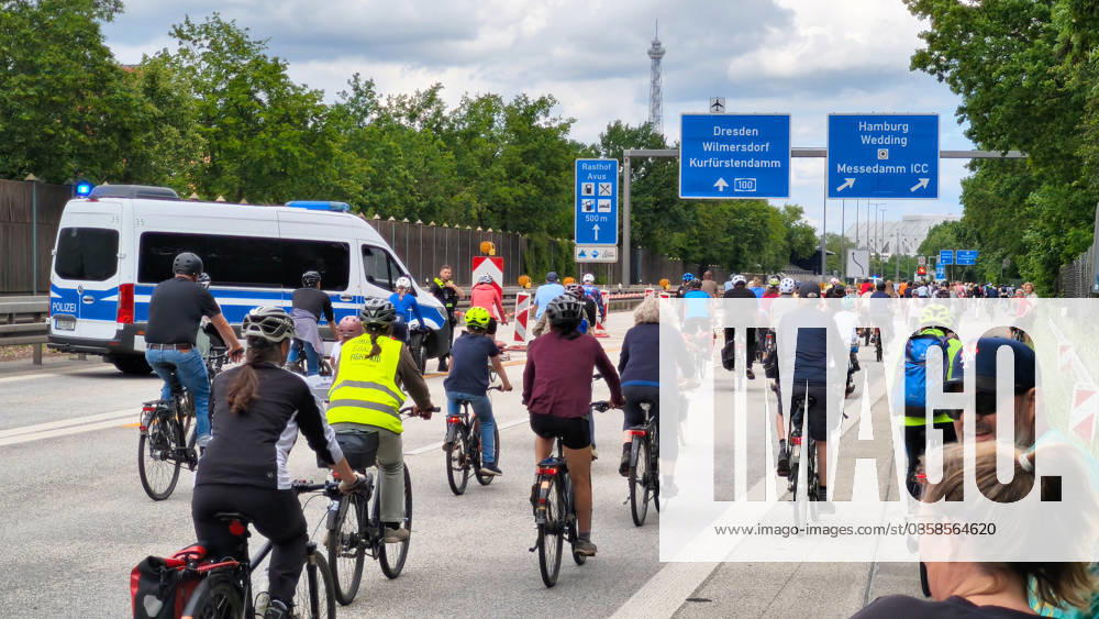 The ADFC is organizing the 50th bicycle rally this Sunday Tens of thousands of people are having fun on Avus