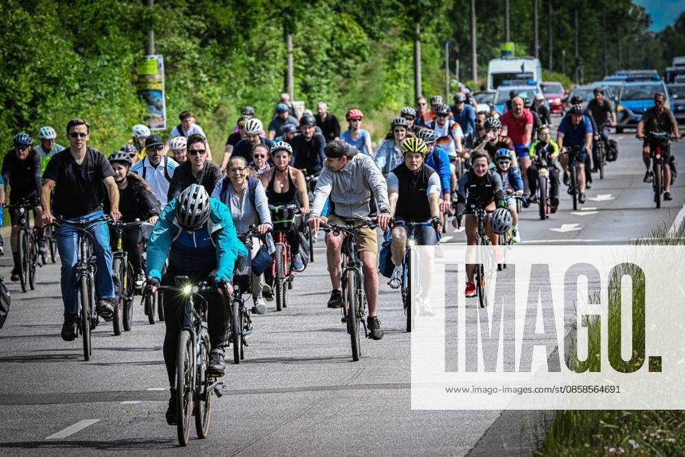 Bicycle rally of the ADFC Berlin Bicycle rally of the ADFC Berlin, According to the ADFC, participants will ride from various starting points over a total distance of more than 2,700 kilometers to the Großer Stern am Tiergarten T