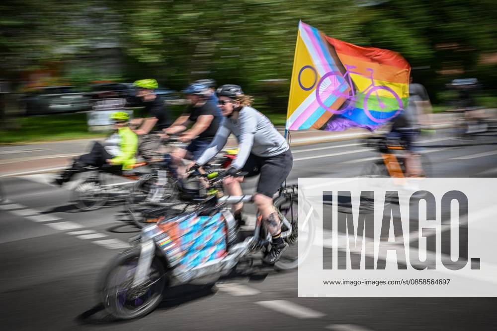 Bicycle rally of the ADFC Berlin Bicycle rally of the ADFC Berlin, According to the ADFC, participants will ride from various starting points over a total distance of more than 2,700 kilometers to the Großer Stern am Tiergarten T
