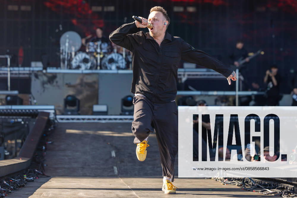 Music festival Rock im Park 2026 ARCHITECTS, Nuremberg, 07 06 2026 Sam Carter, lead singer of the British metalcore band Architects, jumps energetically across the stage with microphone in hand Nuremberg Bavaria Germany 20260607-1V9A0475-M4000