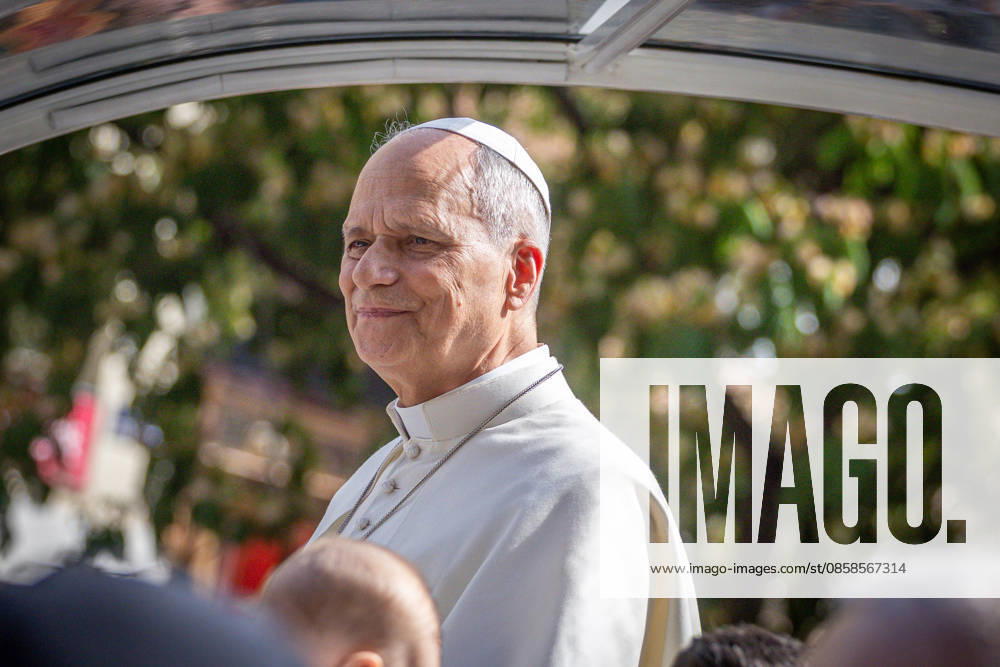Pope Leo XIV rides in the popemobile en route to Movistar Arena in Madrid Madrid Spain - ZUMAl194 20260607_zip_l194_009