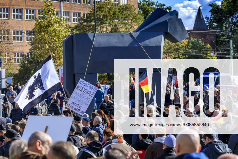 Anti-Asyl Demo in Cottbus DEU Brandenburg Cottbus: Â Der eng mit der AfD verbundene Golßener Verein -Zukunft Heimat- musste sich am Mittwoch bei einer Demonstration gegen die Flüchtlingsaufnahme mit weniger Teilnehmern zufrieden geben als bisher. Einige Hundert Menschen waren auf den Stadthallenvorplatz gekommen, wo ein grau gestrichenes trojanisches Pferd aus Styropor aufgestellt worden war. Der Verein machte diesmal keine eigenen öffentlichen Angaben über die vermeintliche Teilnehmerzahl. Anfang des Jahres hatten sich an solchen Veranstaltungen des Vereins noch 2500 bis 3000 Menschen beteiligt. Wie bei vorangegangenen Kundgebungen von -Zukunft Heimat- befanden sich auch am Mittwoch in Cottbus unter den Versammelten Rechtsextremisten, Mitglieder der vom Verfassungsschutz beobachteten -Identitären Bewegung- und Reichsbürger.
