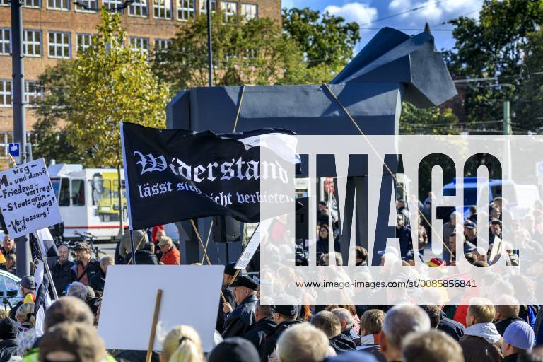 Anti-Asyl Demo in Cottbus DEU Brandenburg Cottbus: Â Der eng mit der AfD verbundene Golßener Verein -Zukunft Heimat- musste sich am Mittwoch bei einer Demonstration gegen die Flüchtlingsaufnahme mit weniger Teilnehmern zufrieden geben als bisher. Einige Hundert Menschen waren auf den Stadthallenvorplatz gekommen, wo ein grau gestrichenes trojanisches Pferd aus Styropor aufgestellt worden war. Der Verein machte diesmal keine eigenen öffentlichen Angaben über die vermeintliche Teilnehmerzahl. Anfang des Jahres hatten sich an solchen Veranstaltungen des Vereins noch 2500 bis 3000 Menschen beteiligt. Wie bei vorangegangenen Kundgebungen von -Zukunft Heimat- befanden sich auch am Mittwoch in Cottbus unter den Versammelten Rechtsextremisten, Mitglieder der vom Verfassungsschutz beobachteten -Identitären Bewegung- und Reichsbürger.