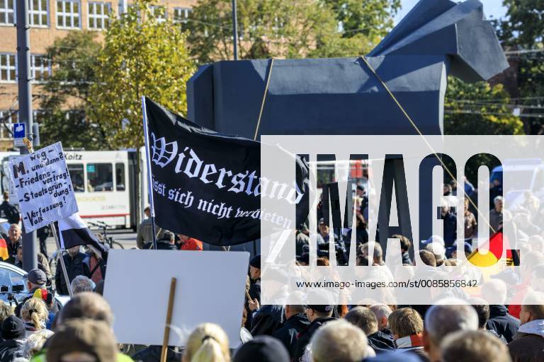 Anti-Asyl Demo in Cottbus DEU Brandenburg Cottbus: Â Der eng mit der AfD verbundene Golßener Verein -Zukunft Heimat- musste sich am Mittwoch bei einer Demonstration gegen die Flüchtlingsaufnahme mit weniger Teilnehmern zufrieden geben als bisher. Einige Hundert Menschen waren auf den Stadthallenvorplatz gekommen, wo ein grau gestrichenes trojanisches Pferd aus Styropor aufgestellt worden war. Der Verein machte diesmal keine eigenen öffentlichen Angaben über die vermeintliche Teilnehmerzahl. Anfang des Jahres hatten sich an solchen Veranstaltungen des Vereins noch 2500 bis 3000 Menschen beteiligt. Wie bei vorangegangenen Kundgebungen von -Zukunft Heimat- befanden sich auch am Mittwoch in Cottbus unter den Versammelten Rechtsextremisten, Mitglieder der vom Verfassungsschutz beobachteten -Identitären Bewegung- und Reichsbürger.