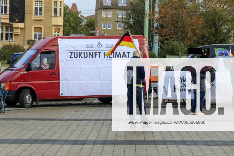Anti-Asyl Demo in Cottbus DEU Brandenburg Cottbus: Â Der eng mit der AfD verbundene Golßener Verein -Zukunft Heimat- musste sich am Mittwoch bei einer Demonstration gegen die Flüchtlingsaufnahme mit weniger Teilnehmern zufrieden geben als bisher. Einige Hundert Menschen waren auf den Stadthallenvorplatz gekommen, wo ein grau gestrichenes trojanisches Pferd aus Styropor aufgestellt worden war. Der Verein machte diesmal keine eigenen öffentlichen Angaben über die vermeintliche Teilnehmerzahl. Anfang des Jahres hatten sich an solchen Veranstaltungen des Vereins noch 2500 bis 3000 Menschen beteiligt. Wie bei vorangegangenen Kundgebungen von -Zukunft Heimat- befanden sich auch am Mittwoch in Cottbus unter den Versammelten Rechtsextremisten, Mitglieder der vom Verfassungsschutz beobachteten -Identitären Bewegung- und Reichsbürger.