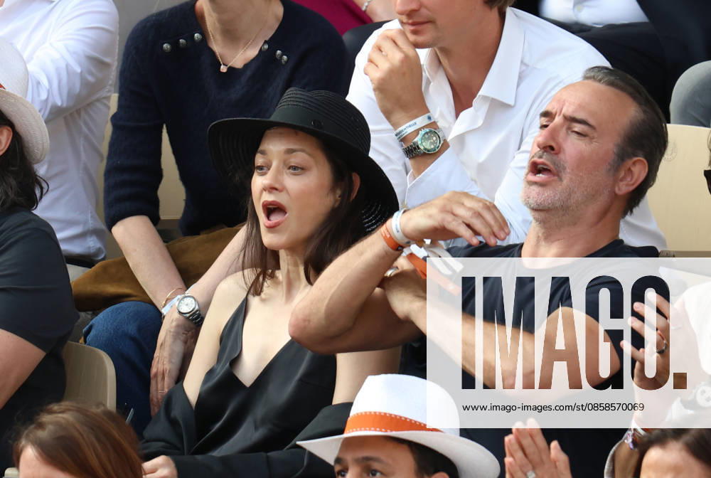 Roland Garros 2026 - Tribunes Finale Cobolli vs Zverev DFY suite 2 Marion Cotillard et Jean Dujardin Célébrités dans les tribunes de Roland Garros pendant la finale homme de l Open de France de Tennis à Paris, le 7 juin 2026. Celebrities in the stands at Roland Garros stadium during the men s final of the French Open in Paris on June 7, 2026.