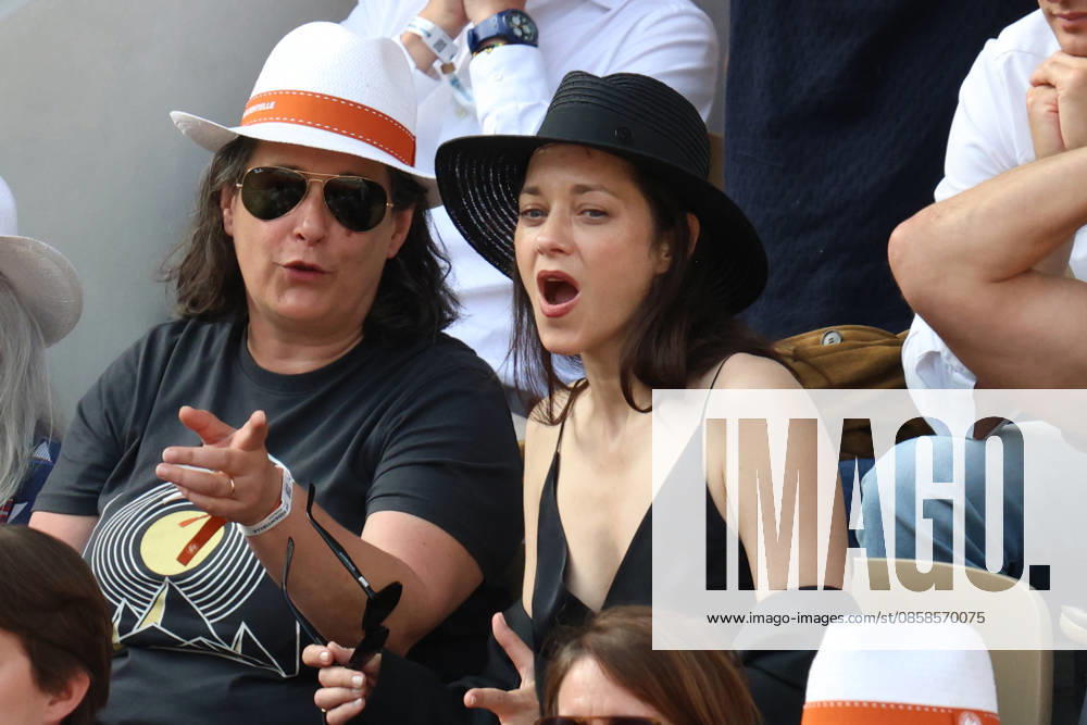 Roland Garros 2026 - Tribunes Finale Cobolli vs Zverev DFY suite 2 Marion Cotillard Célébrités dans les tribunes de Roland Garros pendant la finale homme de l Open de France de Tennis à Paris, le 7 juin 2026. Celebrities in the stands at Roland Garros stadium during the men s final of the French Open in Paris on June 7, 2026.