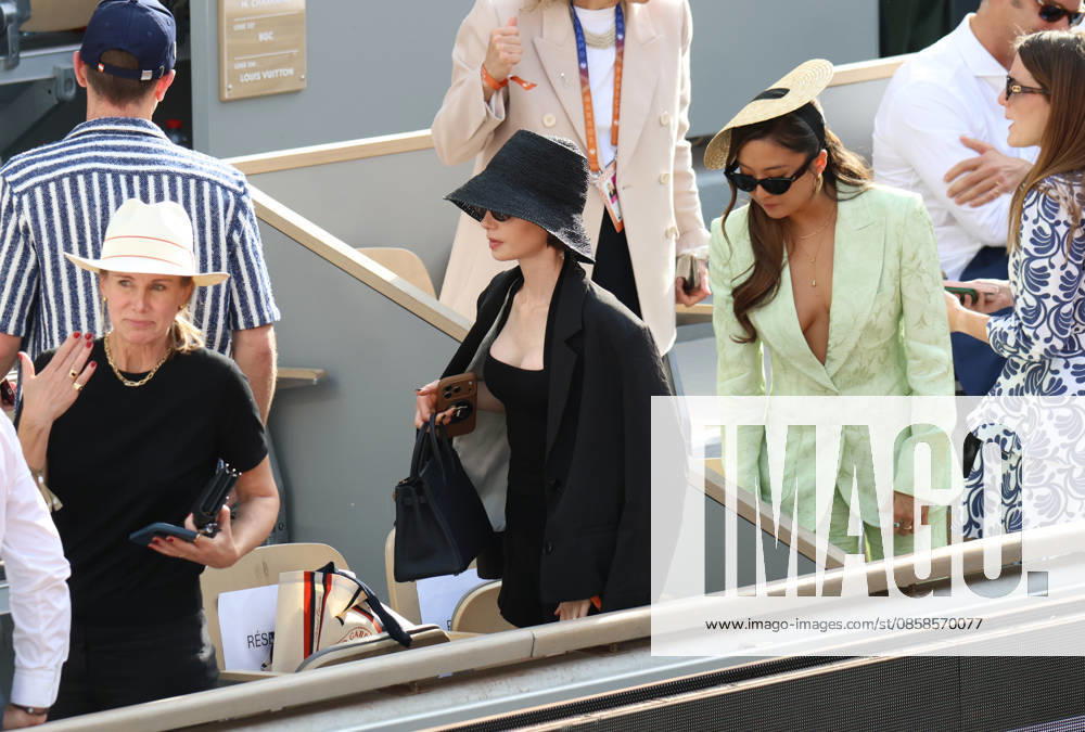 Roland Garros 2026 - Tribunes Finale Cobolli vs Zverev DFY suite 2 Lily Collins and Ashley Park Célébrités dans les tribunes de Roland Garros pendant la finale homme de l Open de France de Tennis à Paris, le 7 juin 2026. Celebrities in the stands at Roland Garros stadium during the men s final of the French Open in Paris on June 7, 2026.