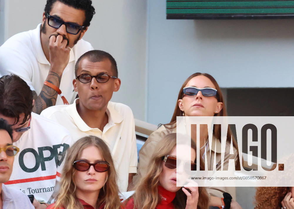 Roland Garros 2026 - Celebs Finale Cobolli vs Zverev Stromae et Coralie Barbier - Célébrités dans les tribunes de Roland Garros pendant la finale homme de l Open de France de Tennis à Paris, le 7 juin 2026. Celebrities in the stands at Roland Garros stadium during the men s final of the French Open in Paris on June 7, 2026.