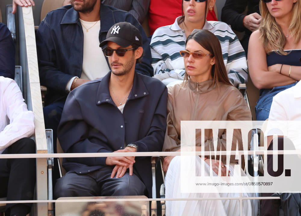 Roland Garros 2026 - Celebs Finale Cobolli vs Zverev Pierre Niney et Natasha Andrews - Célébrités dans les tribunes de Roland Garros pendant la finale homme de l Open de France de Tennis à Paris, le 7 juin 2026. Celebrities in the stands at Roland Garros stadium during the men s final of the French Open in Paris on June 7, 2026.