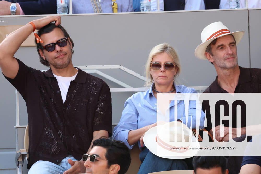Roland Garros 2026 - Celebs Finale Cobolli vs Zverev Laurent Lafitte, Karin Viard et Manuel Herrero - Célébrités dans les tribunes de Roland Garros pendant la finale homme de l Open de France de Tennis à Paris, le 7 juin 2026. Celebrities in the stands at Roland Garros stadium during the men s final of the French Open in Paris on June 7, 2026.