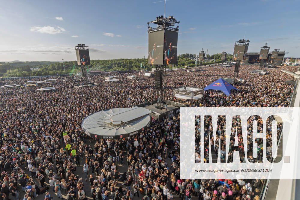 Rock am Ring 2026 Full infield 07 06 26 Tens of thousands of visitors stand in front of the Utopia Stage in the densely packed infield at Rock am Ring 2026 at the Nürburgring in Nürburg in the late afternoon The Utopia Stage, which is located in the paddock, is the largest of the three festival stages th