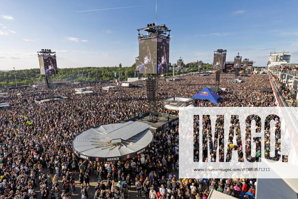 Rock am Ring 2026 Full infield 07 06 26 Tens of thousands of visitors stand in front of the Utopia Stage in the densely packed infield at Rock am Ring 2026 at the Nürburgring in Nürburg in the late afternoon The Utopia Stage, which is located in the paddock, is the largest of the three festival stages th