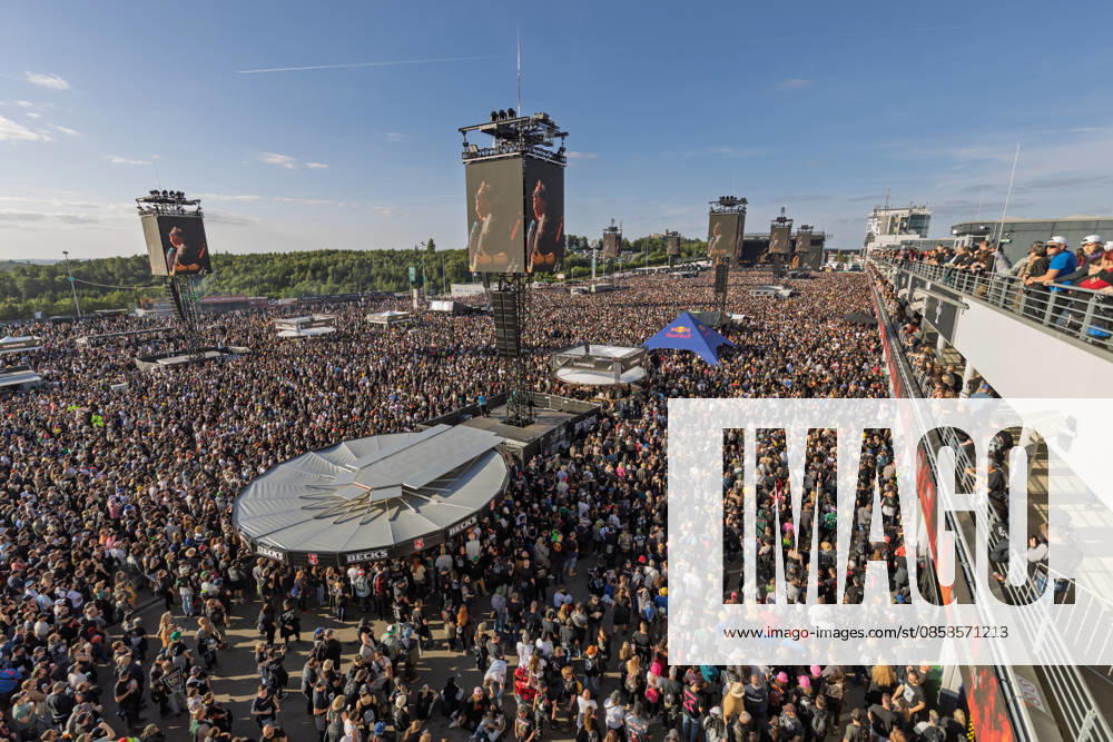 Rock am Ring 2026 Full infield 07 06 26 Tens of thousands of visitors stand in front of the Utopia Stage in the densely packed infield at Rock am Ring 2026 at the Nürburgring in Nürburg in the late afternoon The Utopia Stage, which is located in the paddock, is the largest of the three festival stages th