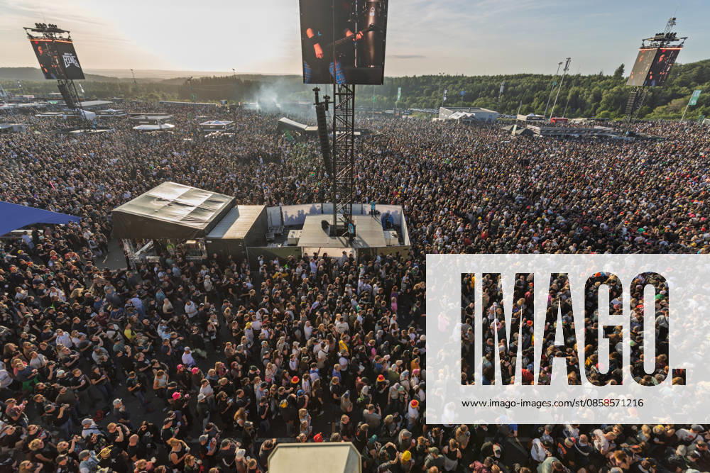 Rock am Ring 2026 Full infield 07 06 26 Tens of thousands of visitors stand in front of the Utopia Stage in the densely packed infield at Rock am Ring 2026 at the Nürburgring in Nürburg in the late afternoon The Utopia Stage, which is located in the paddock, is the largest of the three festival stages th
